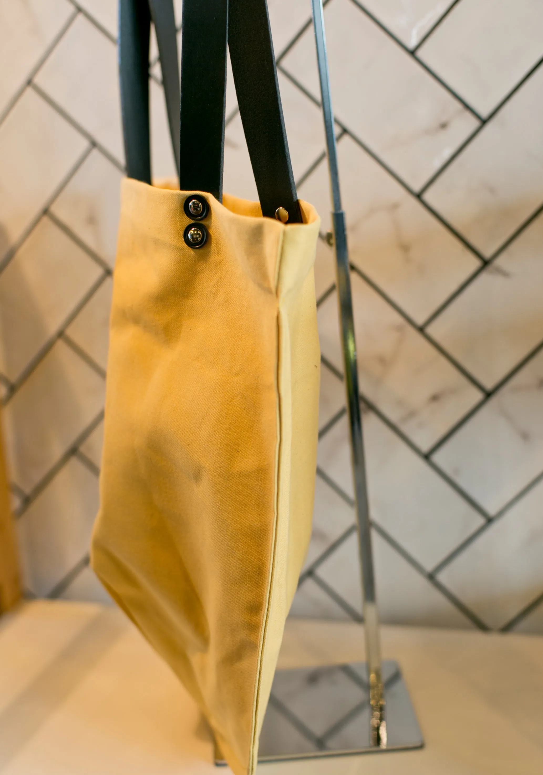 TOTELY SHOPPER in Yellow